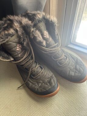 Columbia Olive Green Quilted Lace-Up Winter Boots with Faux-Fur Trim